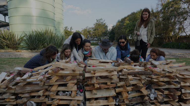 Participantes trabajando en grupo al aire libre junto a los silos
