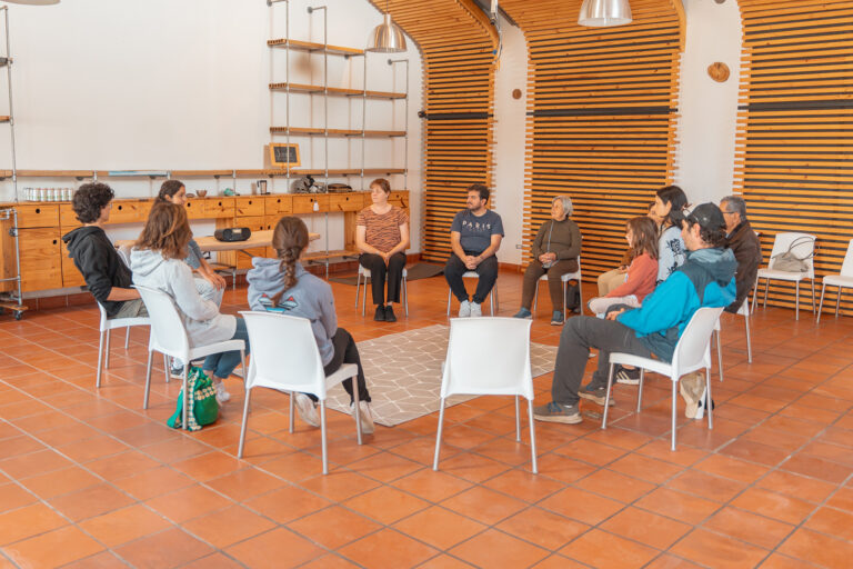 Taller con sillas en círculo en un salón luminoso