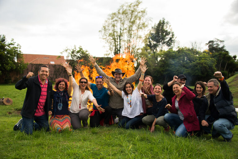 Participantes de una experiencia celebrando en la zona verde de Casa Tibaná