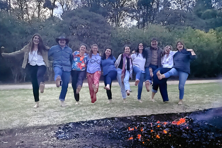 Grupo saltando en la zona verde después de una actividad