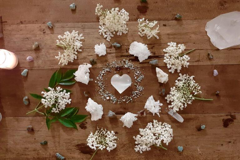 Mandala de flores sobre el piso de madera