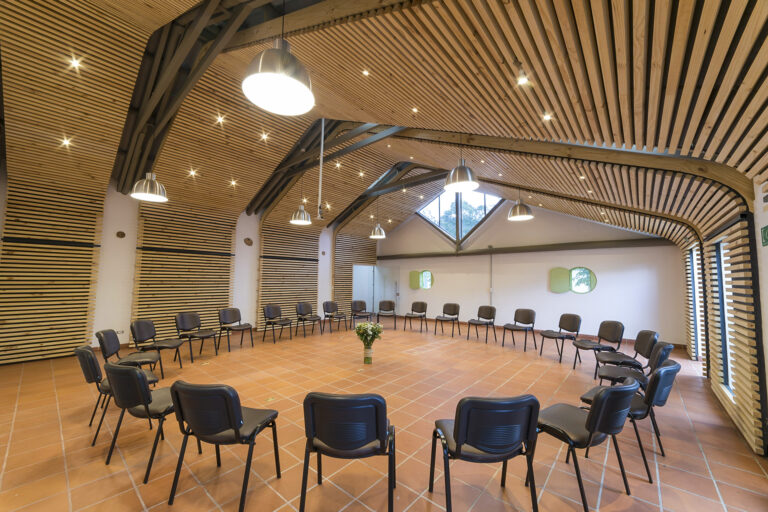 Salón Cielo con sillas en círculo