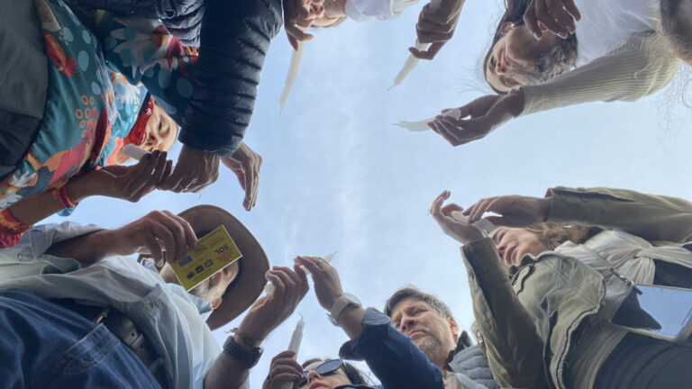 Grupo con las manos al centro mirando al cielo