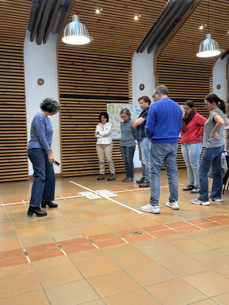 Taller con un grupo de pie dentro de un salón de Casa Tibaná