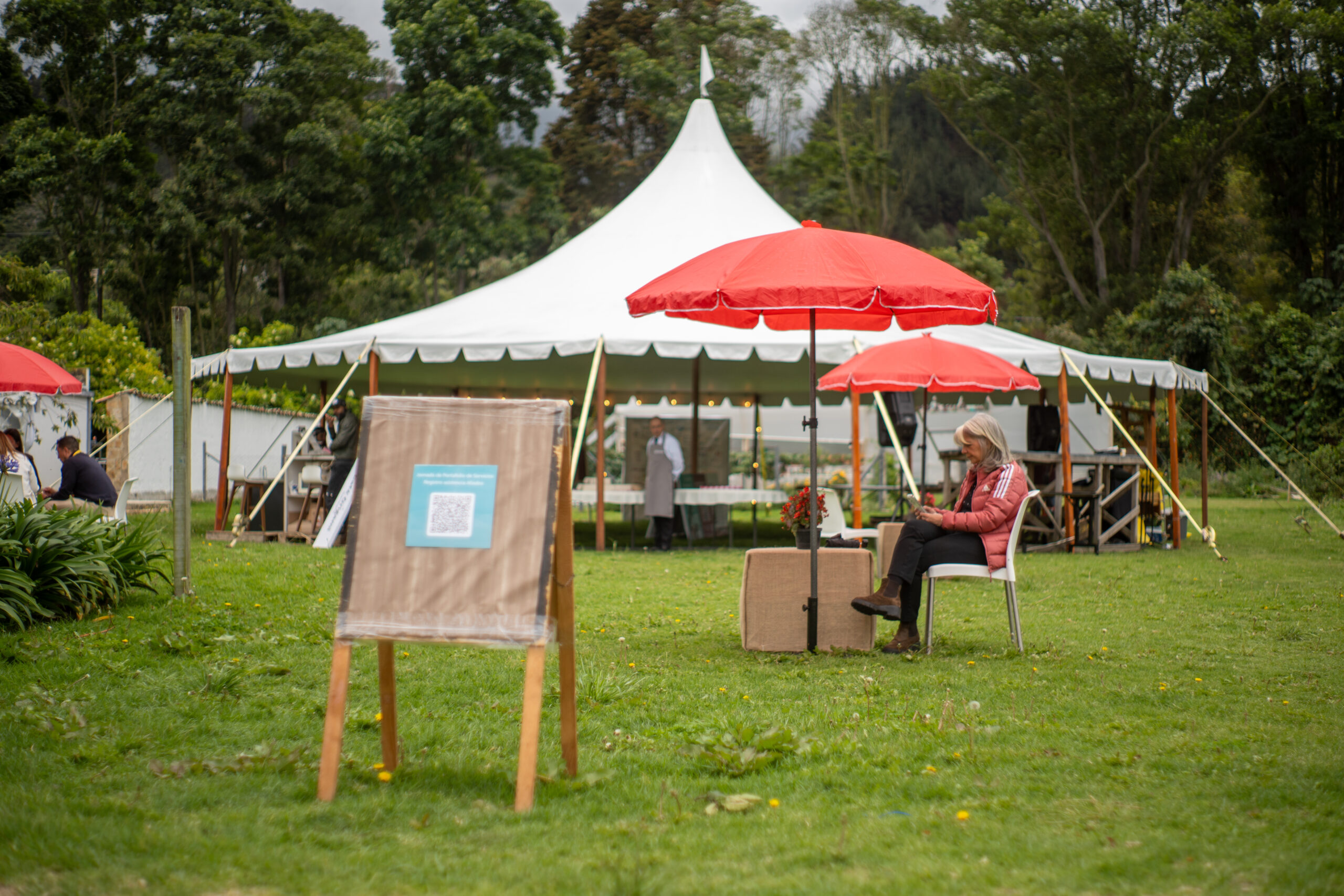 Montaje de mesas para evento en Casa Tibaná