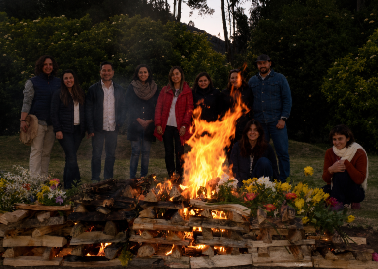 Grupo alrededor de una fogata al caer la tarde en Casa Tibaná