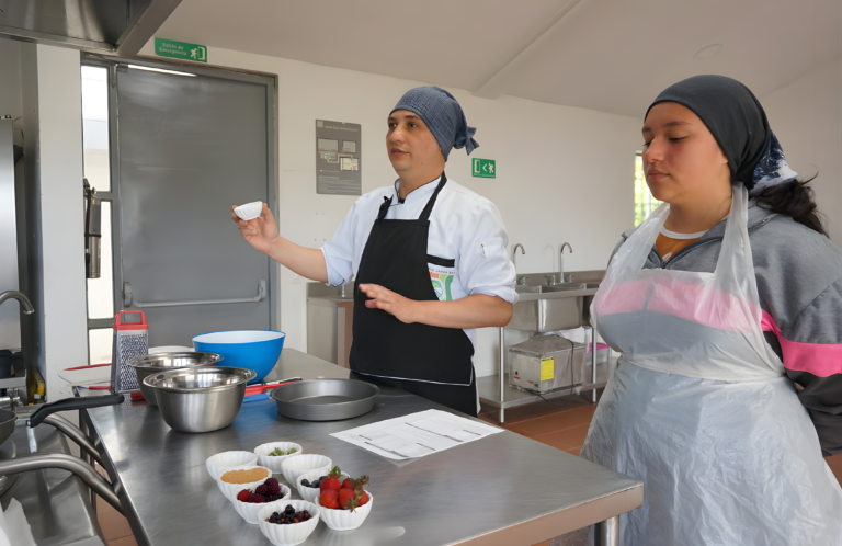 Chef explica una receta con frutos rojos en la cocina