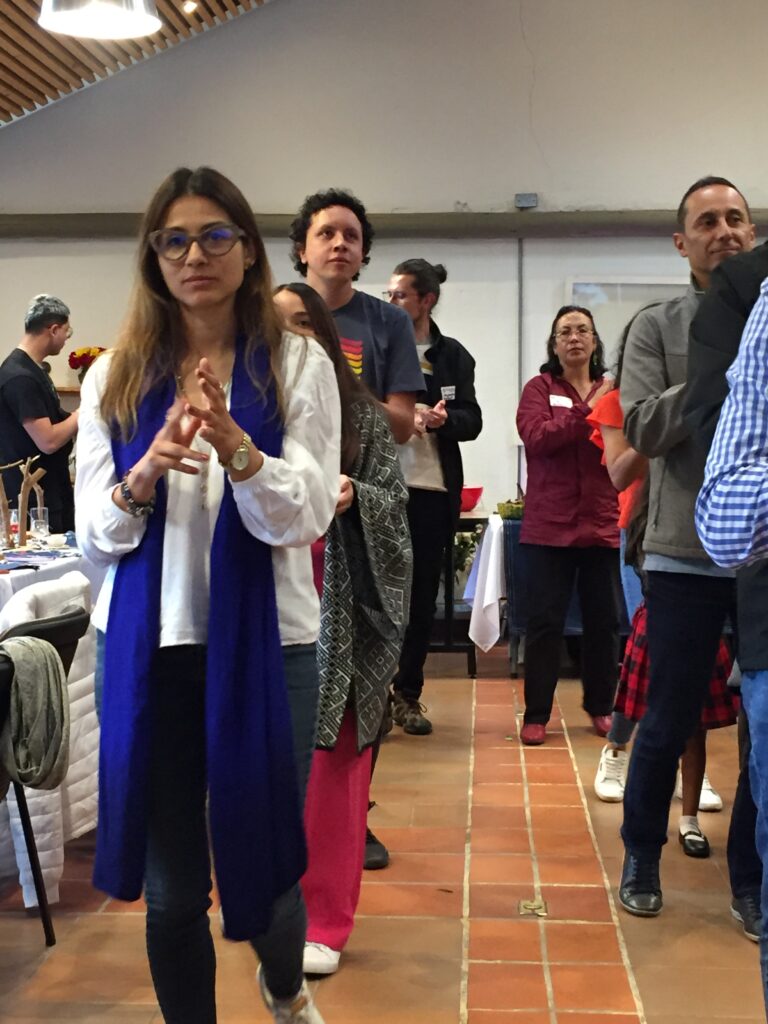 Grupo de pie durante una actividad en el salón de eventos