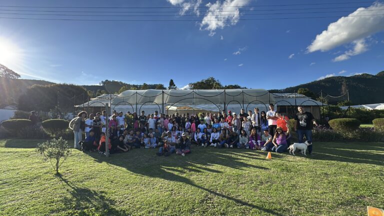 Grupo grande reunido en el jardín con montañas al fondo