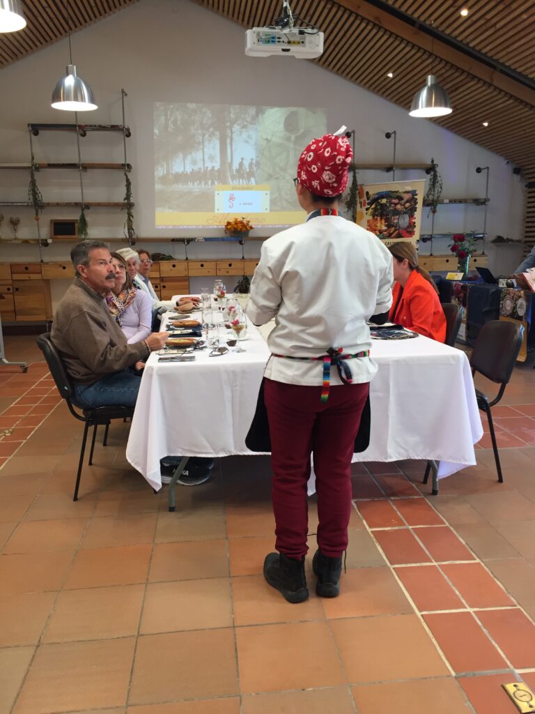 Cocinera presenta un plato a los invitados en el salón