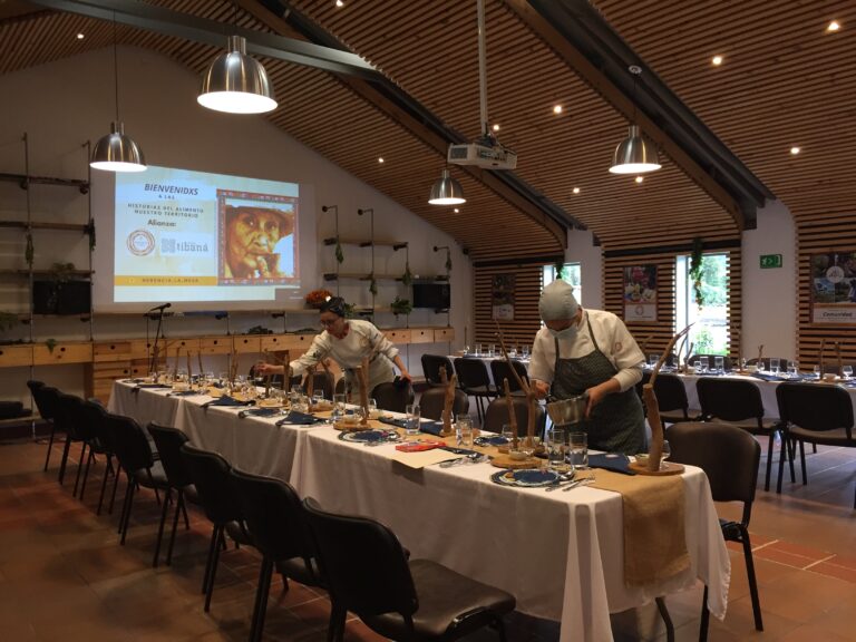 Montaje de una mesa larga para un evento gastronómico en el salón